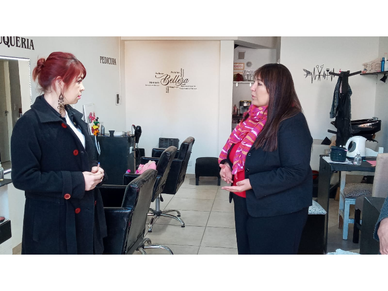 General Roca: RN entregó insumos para los talleres de peluquería de Emprender