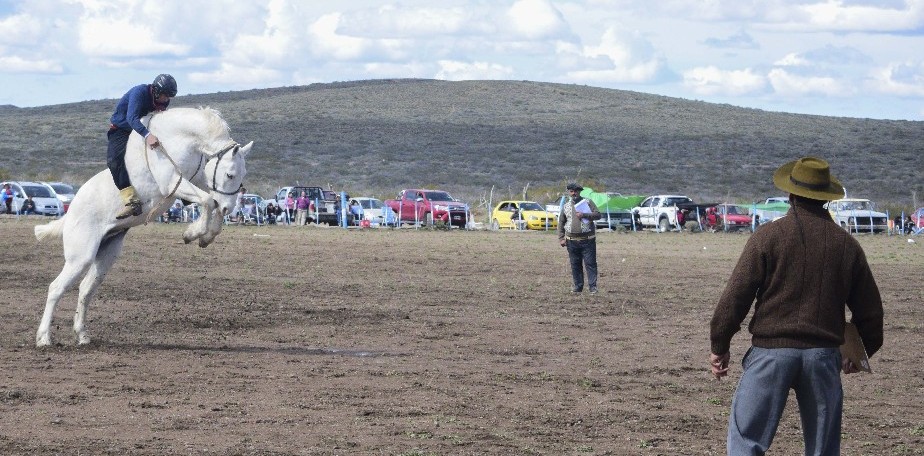Más de 2000 personas disfrutaron la primera jineteada en Sierra Colorada