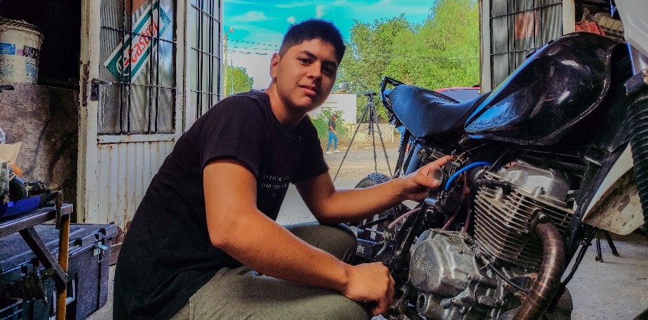 Imagen-Con 19 años, Leonel se capacitó con el Emprender y hoy cuenta con su propio taller de motos
